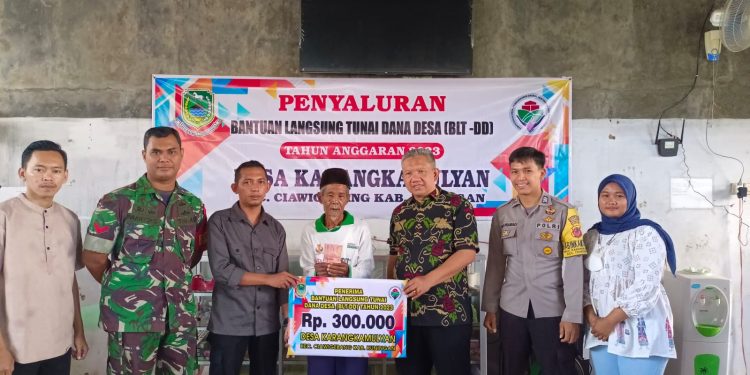 *Kabid Humas Polda Jabar : Bhabinkamtibmas dan Babinsa Ciawigebang Salurkan BLT-DD kepada 26 Keluarga Penerima di Desa Karangkamulyan*