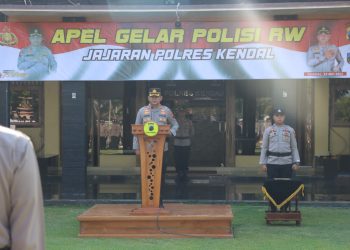 Kapolres Kendal AKBP Jamal Alam menyematkan tanda polisi RW dalam apel Senin 22 mei 2023.