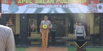 Kapolres Kendal AKBP Jamal Alam menyematkan tanda polisi RW dalam apel Senin 22 mei 2023.