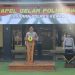 Kapolres Kendal AKBP Jamal Alam menyematkan tanda polisi RW dalam apel Senin 22 mei 2023.
