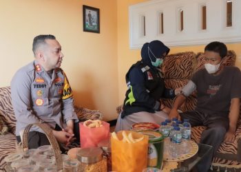 Kapolres Kediri Kota Jenguk Anggota Yang Sakit Dan Berikan Motivasi