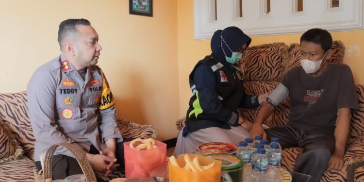 Kapolres Kediri Kota Jenguk Anggota Yang Sakit Dan Berikan Motivasi
