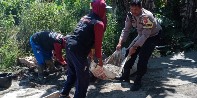 Kabid Humas Polda Jabar : Melalui Giat Bhatramas, Bhabinkamtibmas Bantu Warga Perbaiki Jalan Berlubang di Desa Binaan*
