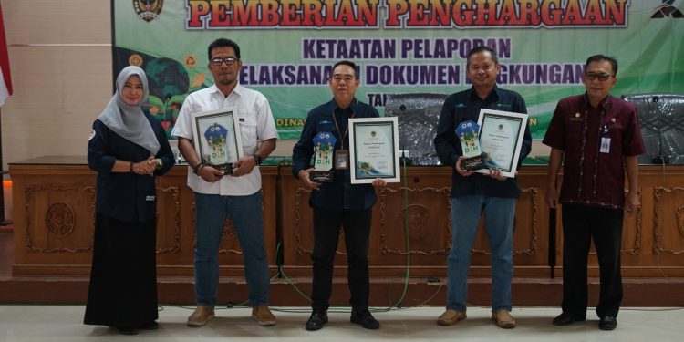 Perhutani Saradan Terima Penghargaan Ketaatan Pelaporan Lingkungan Dari DLH Kabupaten Madiun