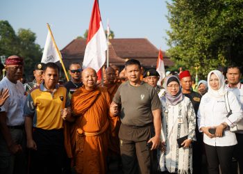 32 Biksu Jelajahi Keindahan Jalur Pantura dalam Perjalanan Menuju Candi Borobudur