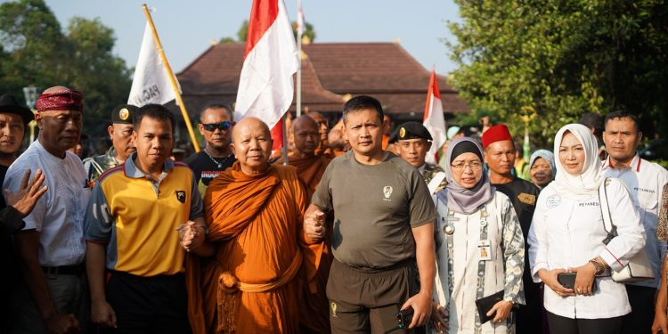 32 Biksu Jelajahi Keindahan Jalur Pantura dalam Perjalanan Menuju Candi Borobudur