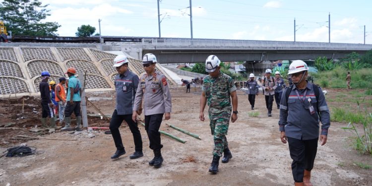 ANTISIPASI PENCURIAN, POLDA JABAR LAKUKAN PENGAMANAN PROYEK KERETA CEPAT JAKARTA BANDUNG
