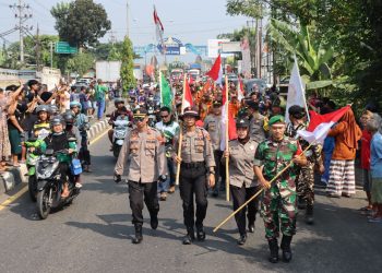 TNI dan Polri ikut berjalan kaki dari perbatasan Kendal-batang hingga aula kecamatan Weleri Sabtu 27 Mei 2023.