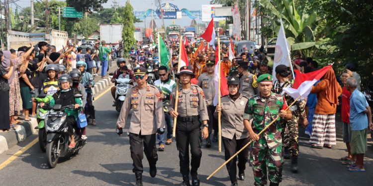 TNI dan Polri ikut berjalan kaki dari perbatasan Kendal-batang hingga aula kecamatan Weleri Sabtu 27 Mei 2023.