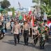 TNI dan Polri ikut berjalan kaki dari perbatasan Kendal-batang hingga aula kecamatan Weleri Sabtu 27 Mei 2023.