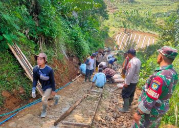 Kabid Humas Polda Jabar : Sinergitas TNI Polri Laksanakan Kerjabakti Cor Jalan*