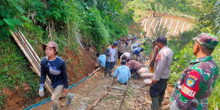 Kabid Humas Polda Jabar : Sinergitas TNI Polri Laksanakan Kerjabakti Cor Jalan*