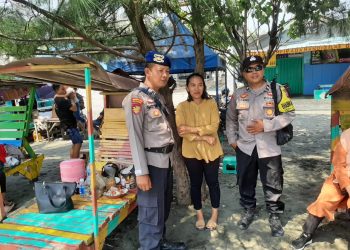 Sat Polairud Polres Kendal Berikan Himbauan Kepada Pengunjung Pantai Agar Berhati-hati Saat Bermain Air