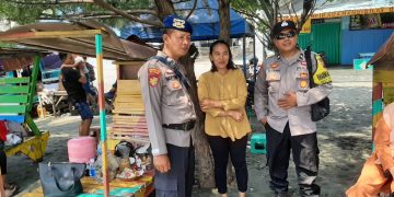 Sat Polairud Polres Kendal Berikan Himbauan Kepada Pengunjung Pantai Agar Berhati-hati Saat Bermain Air