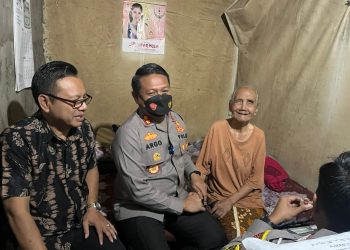 Hari Buruh, Kapolres Blitar Kota Bersama Dandim 0808 Serahkan Bantuan ke Pekerja Korban Kecelakaan Kerja