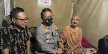 Hari Buruh, Kapolres Blitar Kota Bersama Dandim 0808 Serahkan Bantuan ke Pekerja Korban Kecelakaan Kerja