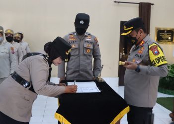 Jabatan Kabag.SDM Polres Blitar Kota Di Serahterimakan.  Kapolres Ucapkan Selamat  Kepada Kompol.Endang Atas Pengabdiannya.
