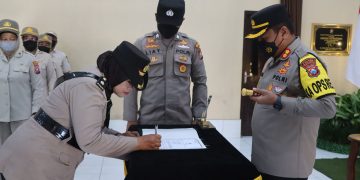 Jabatan Kabag.SDM Polres Blitar Kota Di Serahterimakan.  Kapolres Ucapkan Selamat  Kepada Kompol.Endang Atas Pengabdiannya.