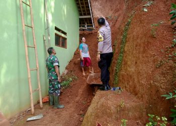 Kabid Humas Polda Jabar : Soliditas TNI-Polri, Bhabinmas dan Babinsa Datangi TKP Longsor di Desa Sukamulya
