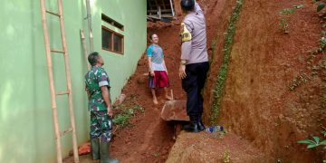 Kabid Humas Polda Jabar : Soliditas TNI-Polri, Bhabinmas dan Babinsa Datangi TKP Longsor di Desa Sukamulya