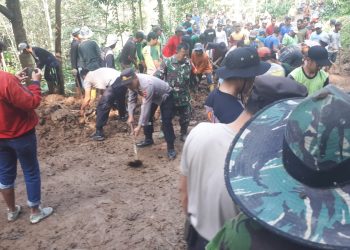 Tanah Longsor Menutup Jalan, Polsek Singorojo Dengan Instansi Terkait Bersihkan Tanah Yang Menutupi Jalan