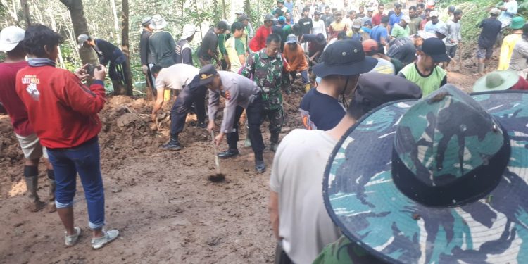 Tanah Longsor Menutup Jalan, Polsek Singorojo Dengan Instansi Terkait Bersihkan Tanah Yang Menutupi Jalan