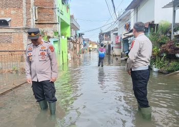 Kabid Humas Polda Jabar : Polisi  mengecek lokasi banjir yang berada di Desa Dayeuhkolot
