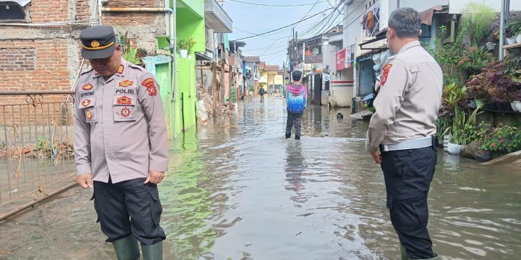 Kabid Humas Polda Jabar : Polisi mengecek lokasi banjir yang berada di Desa Dayeuhkolot
