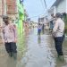 Kabid Humas Polda Jabar : Polisi  mengecek lokasi banjir yang berada di Desa Dayeuhkolot