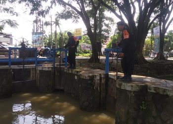 Kabid Humas Polda Jabar : Polisi  Membantu Warga Bersihkan Jalan Dalam Kerja Bakti