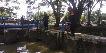 Kabid Humas Polda Jabar : Polisi  Membantu Warga Bersihkan Jalan Dalam Kerja Bakti