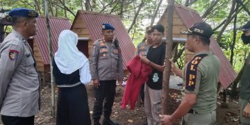 Petugas Gabungan Bongkar Ratusan Gazebo di Kawasan Pantai Sigandu, Ini Alasannya