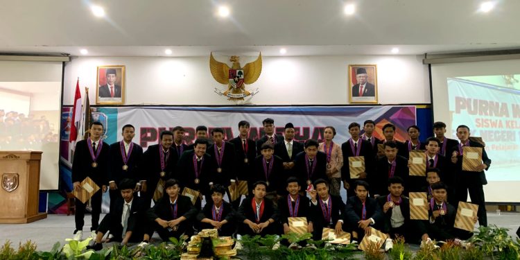 Lulus 100%, 621 Siswa SMKN 1 Madiun Diwisuda