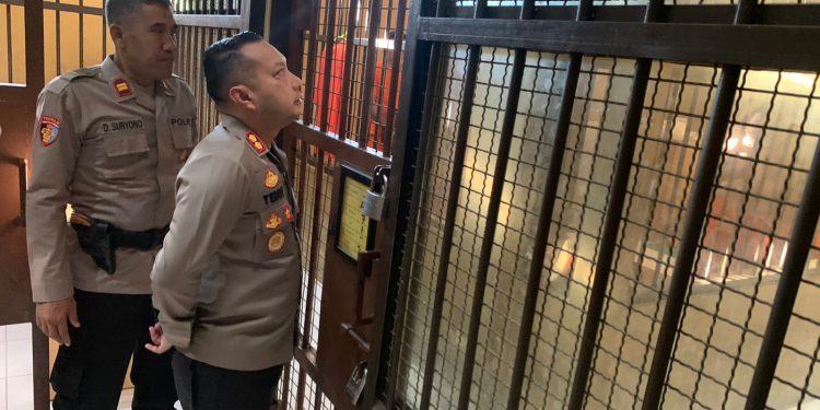 Pastikan Aman, Kapolres Kediri Kota Cek Keadaan Tahanan Di Rutan Mapolres