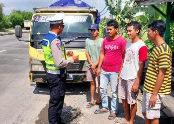 Antisipasi Kemacetan dan Kecelakaan,Sat Lantas Polres Kendal Lakukan Penertiban Parkir di Bahu Jalan
