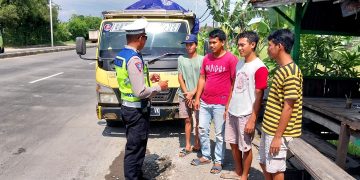 Antisipasi Kemacetan dan Kecelakaan,Sat Lantas Polres Kendal Lakukan Penertiban Parkir di Bahu Jalan