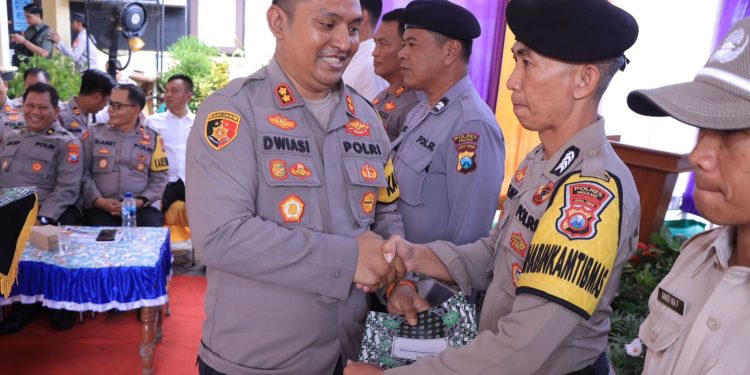 Kapolres Ngawi Beri Penghargaan Kepada 26 Personel Polres