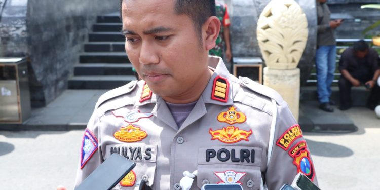 Pihak kepolisian kembali memberlakukan sistem tilang manual atau tilang di tempat.