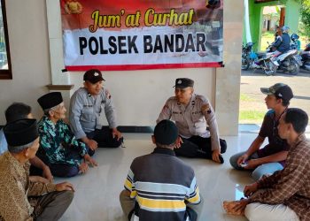 Polsek Bandar Gelar Jum’at Curhat Bersama Warga Tambahrejo untuk Meningkatkan Keamanan