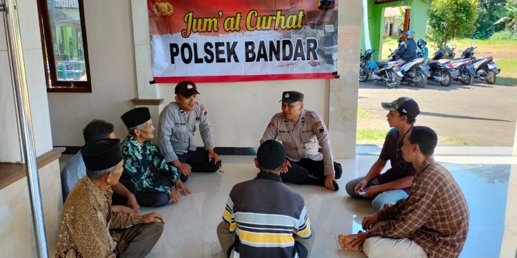 Polsek Bandar Gelar Jum’at Curhat Bersama Warga Tambahrejo untuk Meningkatkan Keamanan