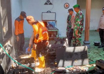 Polisi RW di Ngawi Bersama TNI dan Warga Berhasil Memadamkan Kebakaran Rumah dan Selamatkan Penghuninya