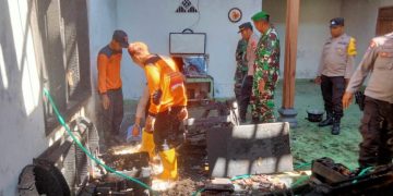 Polisi RW di Ngawi Bersama TNI dan Warga Berhasil Memadamkan Kebakaran Rumah dan Selamatkan Penghuninya