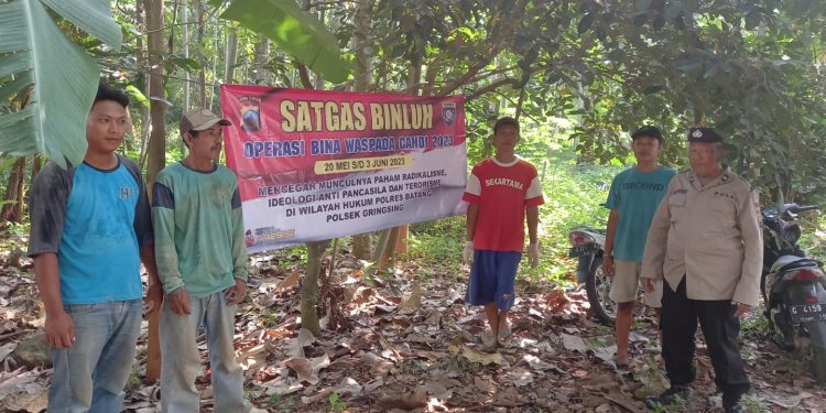 Polsek Gringsing Beri Pemahaman kepada Masyarakat tentang Ancaman Radikalisme Polsek Gringsing Ajak Warga Desa Ketanggan Cegah Radikalisme