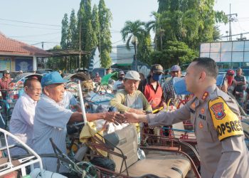 Jumat Berkah Kapolres Kediri Kota Sarapan Bersama Dengan Abang Becak