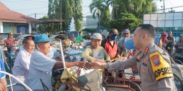 Jumat Berkah Kapolres Kediri Kota Sarapan Bersama Dengan Abang Becak