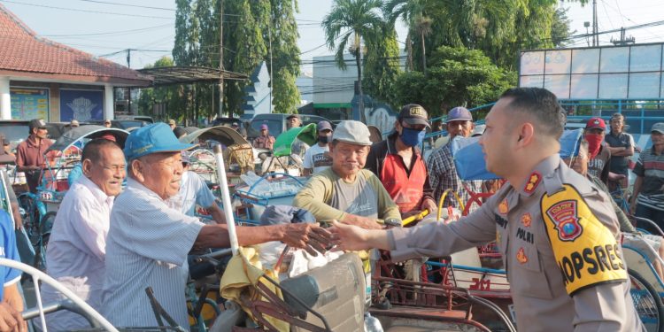 Jumat Berkah Kapolres Kediri Kota Sarapan Bersama Dengan Abang Becak