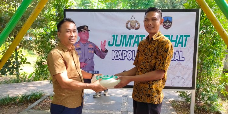 Gelar Jumat Curhat, Kasat Reskrim Polres Kendal Dengarkan Pengaduan Masyarakat