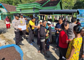 Bentuk Kepedulian Polisi Ngawi, Sayur dan Lauk dibagikan Gratis Kepada Warga Jogorogo