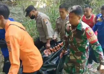 Polsek Geneng Ngawi, Bantu Evakuasi Korban Meninggal Dunia di Sungai