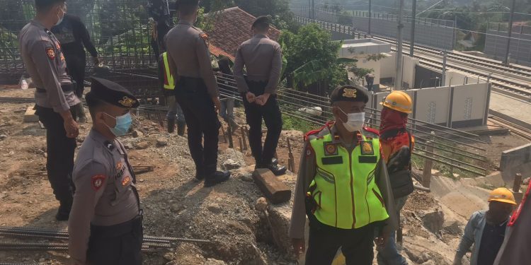 POLDA JABAR TERJUNKAN RATUSAN PERSONEL DALAM RANGKA PENGAMANAN PROYEK KERETA CEPAT JAKARTA BANDUNG ( KCJB )*